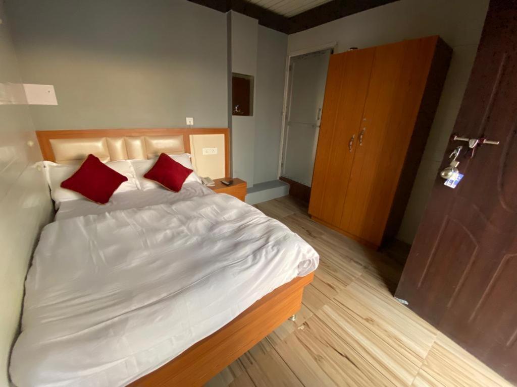 Hotel Kjs Inn Bahāsi Exteriér fotografie