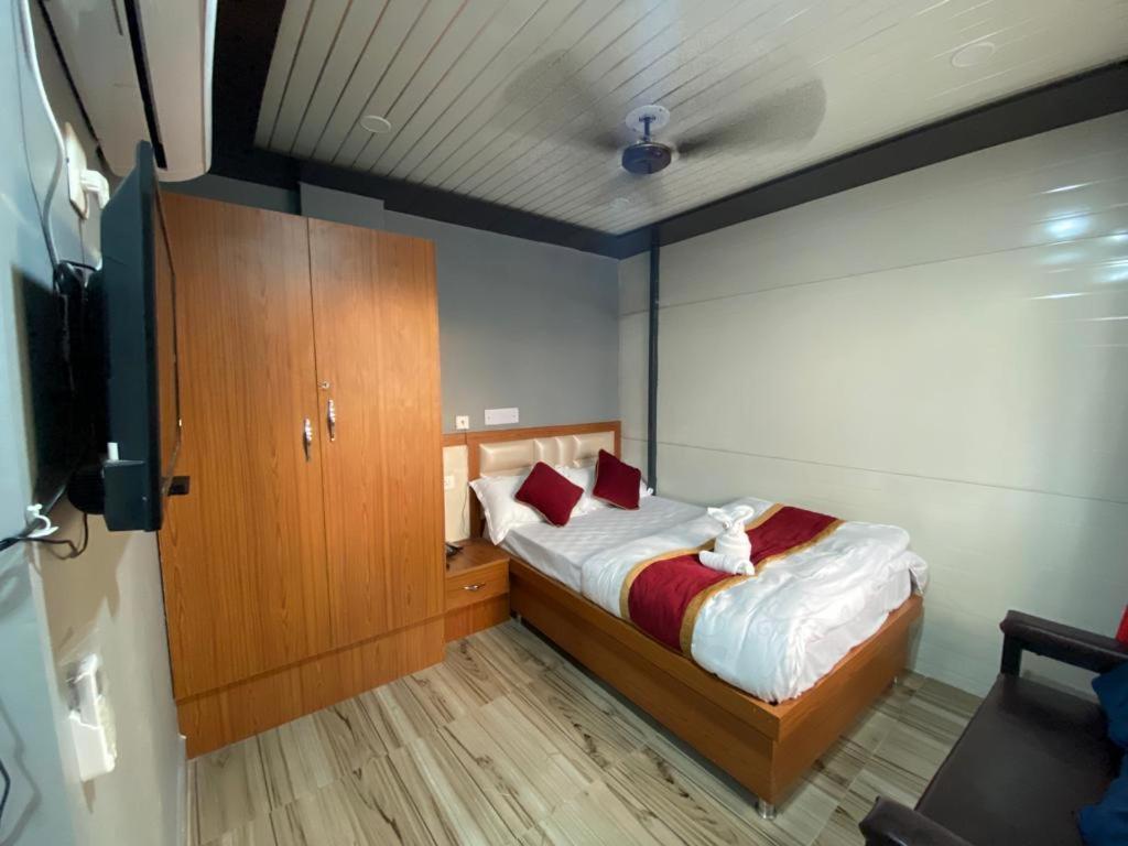 Hotel Kjs Inn Bahāsi Exteriér fotografie